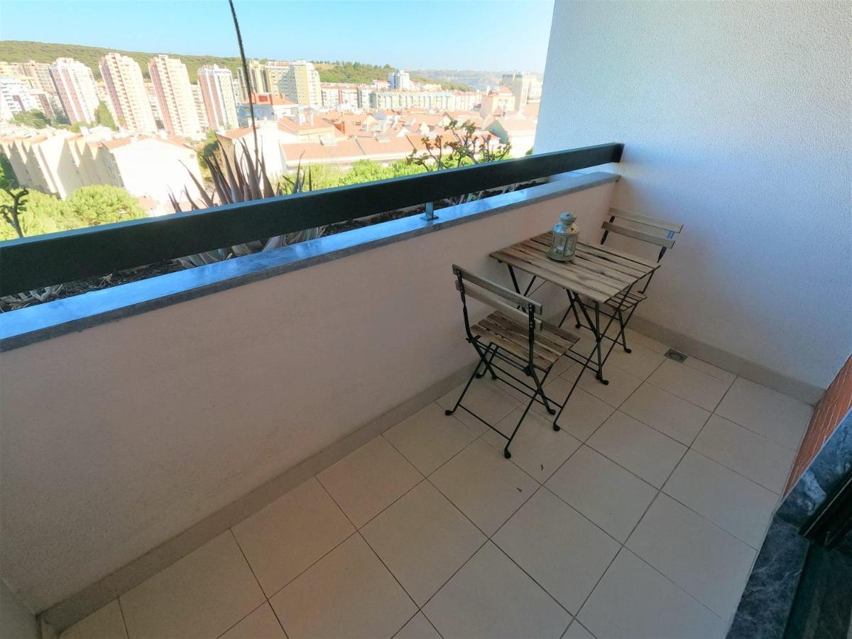 Lisbon 2 Bedroom Apartment With Balcony In アルジェース エクステリア 写真